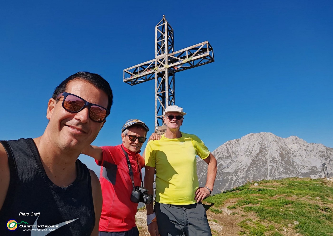 53 Alla croce di vetta di Cima Grem (2049 m) col nostro forogrtafo Palazzi.jpg